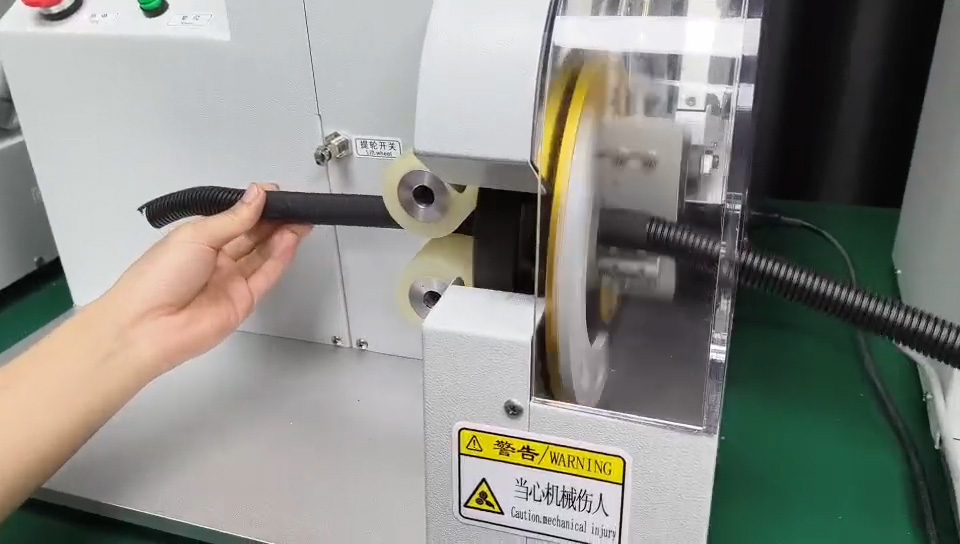 【25mm対応】インテリジェントコルゲートパイプ用テープ巻き付け機 – 精密な粘着テープ巻きを実現