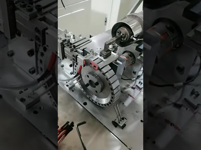 自動ケーシングスレッディングマシン - 芯線剥離・撚り線加工を自動化