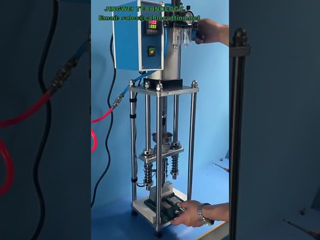 卓上型垂直射出成形機：USB充電ヘッド・電源スイッチプラグなどの小型プラスチック部品製造に最適